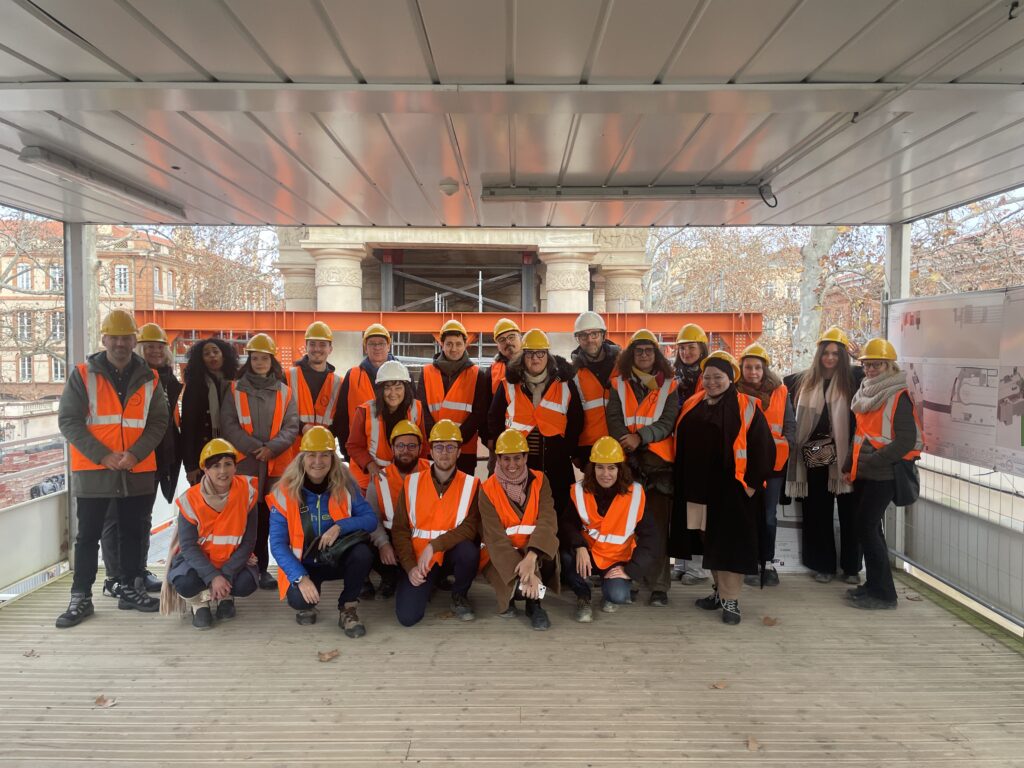 Vendredi 13 décembre, 8h30 : 30 membres du Club de la Com se retrouvent au Spot, local du Club de la Com, pour partager un moment de convivialité avant de partir découvrir le chantier du métro de la ligne C à François Verdier et soudain une panne de courant… 
Retour sur un début de matinée instructif au coeur du métro toulousain. 
